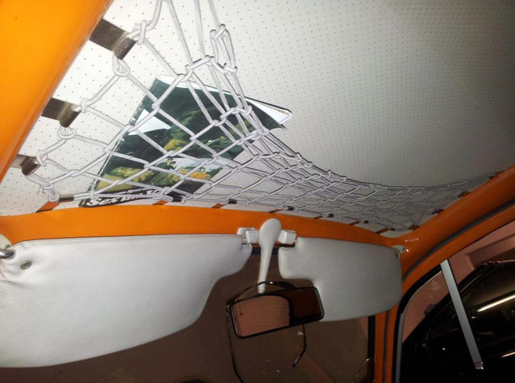 Gepäcknetz, innen am Himmel, Käfer, grau